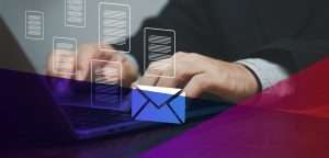 un homme sur son ordinateur envoyant des emails